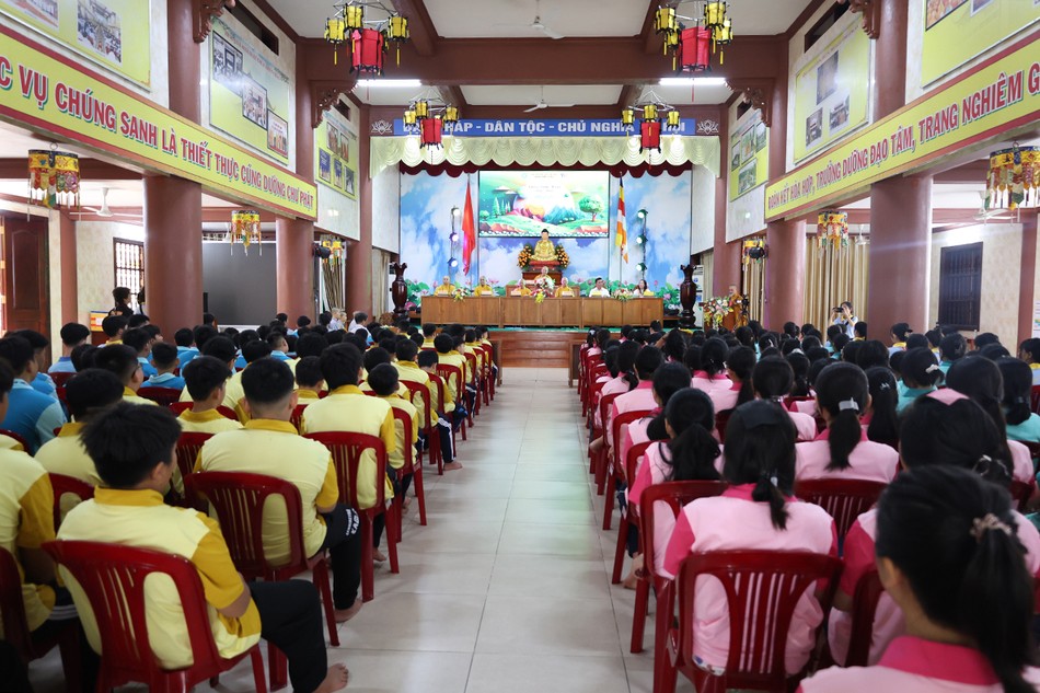 Toàn thể khóa sinh đồng phát nguyện nghiêm túc tu học Toàn thể khóa sinh đồng phát nguyện nghiêm túc tu học