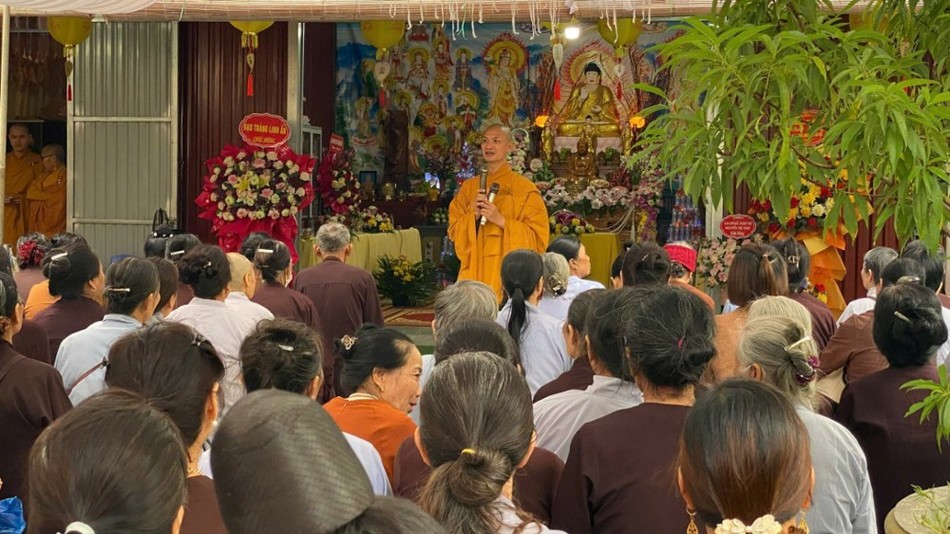 Đại đức Thích Nhuận Thanh phát biểu tại Lễ công bố quyết định thành lập điểm sinh hoạt tôn giáo Linh Phước, xã Nà Tấu