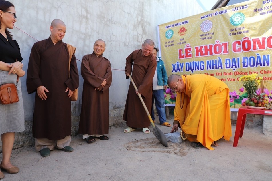 Thực hiện nghi thức khởi công xây dựng nhà đại đoàn kết Thực hiện nghi thức khởi công xây dựng nhà đại đoàn kết