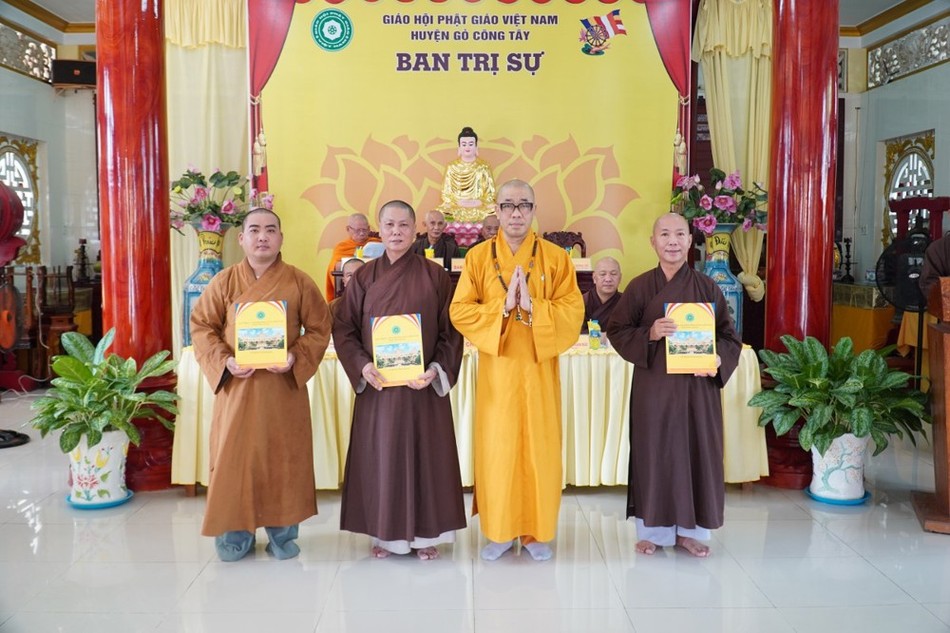 Thượng tọa Thích Quảng Lộc trao quyết định đến các thành viên đại diện liên xã: Vĩnh Bình, Đồng Sơn, Phú Thành, Long Bình, Vĩnh Hựu Thượng tọa Thích Quảng Lộc trao quyết định đến các thành viên đại diện liên xã: Vĩnh Bình, Đồng Sơn, Phú Thành, Long Bình, Vĩnh Hựu