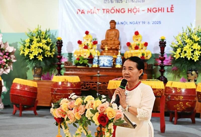 Cư sĩ Diệu Nhân - Nguyễn Thị Xuân Loan phát biểu khai mạc Cư sĩ Diệu Nhân - Nguyễn Thị Xuân Loan phát biểu khai mạc