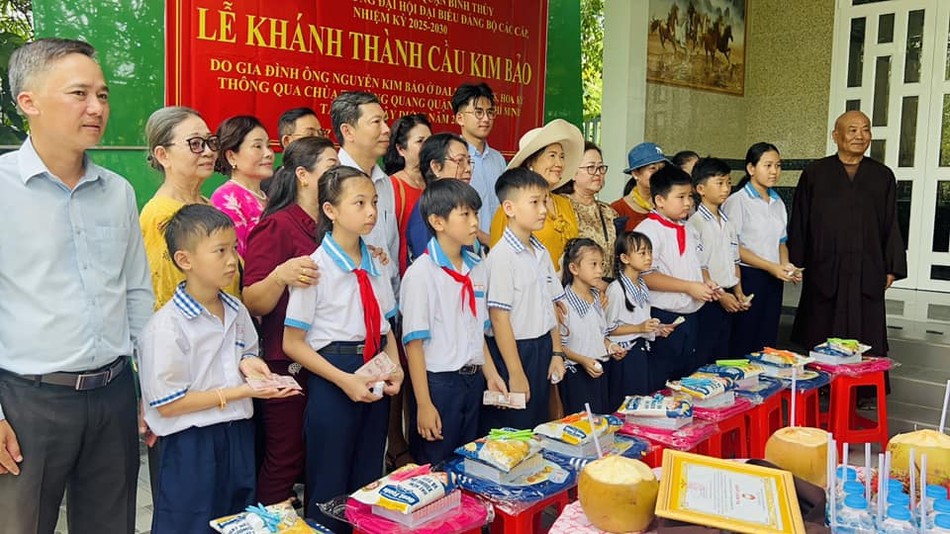 Đoàn trao quà đến học sinh nghèo tại địa phương - Ảnh: T.Q Đoàn trao quà đến học sinh nghèo tại địa phương - Ảnh: T.Q