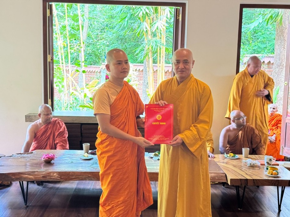 Đại đức Thích Pháp Quang nhận quyết định từ Hòa thượng Thích Huệ Thông Đại đức Thích Pháp Quang nhận quyết định từ Hòa thượng Thích Huệ Thông