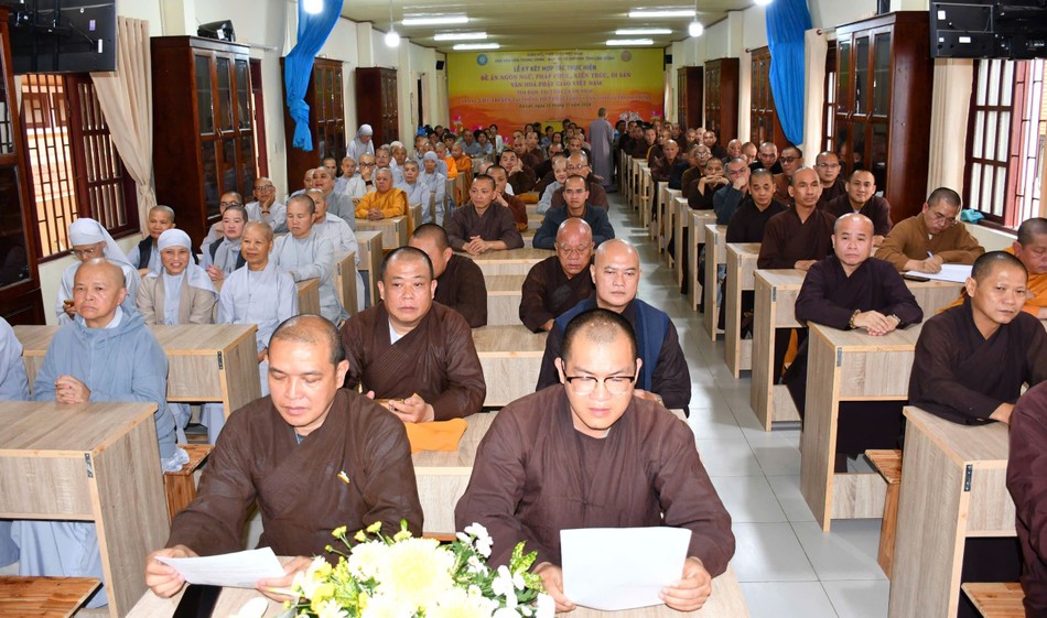 Buổi họp mặt đạo tình trước ngày dừng hoạt động Ban Trị sự Phật giáo huyện, thành phố