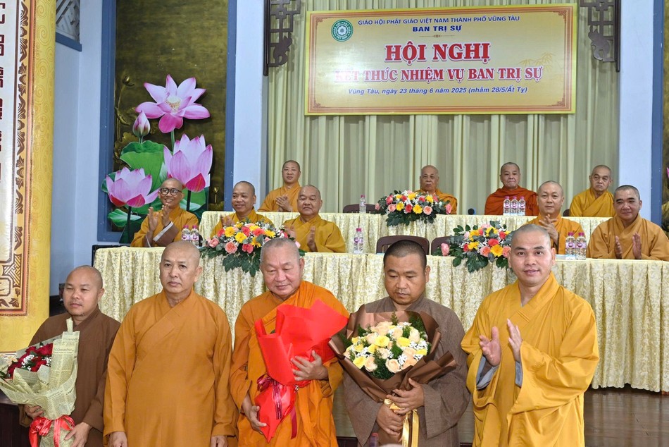 Tặng hoa chúc mừng tấn phong hàng giáo phẩm Hòa thượng, thượng tọa