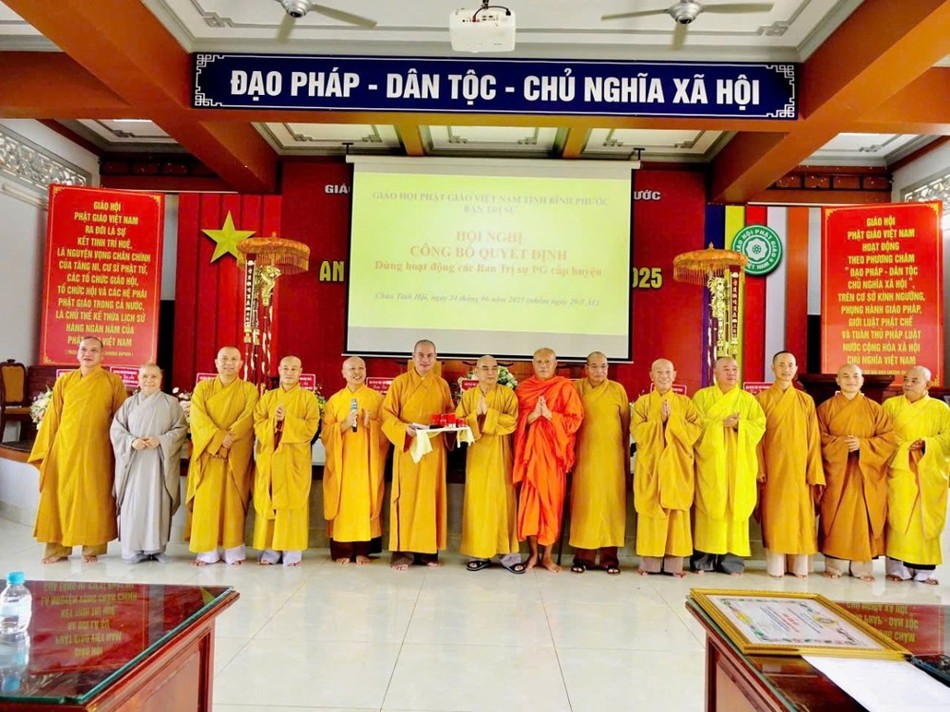 Đại diện các Ban Trị sự huyện, thị, thành phố bàn giao con dấu đến Ban Trị sự tỉnh Đại diện các Ban Trị sự huyện, thị, thành phố bàn giao con dấu đến Ban Trị sự tỉnh