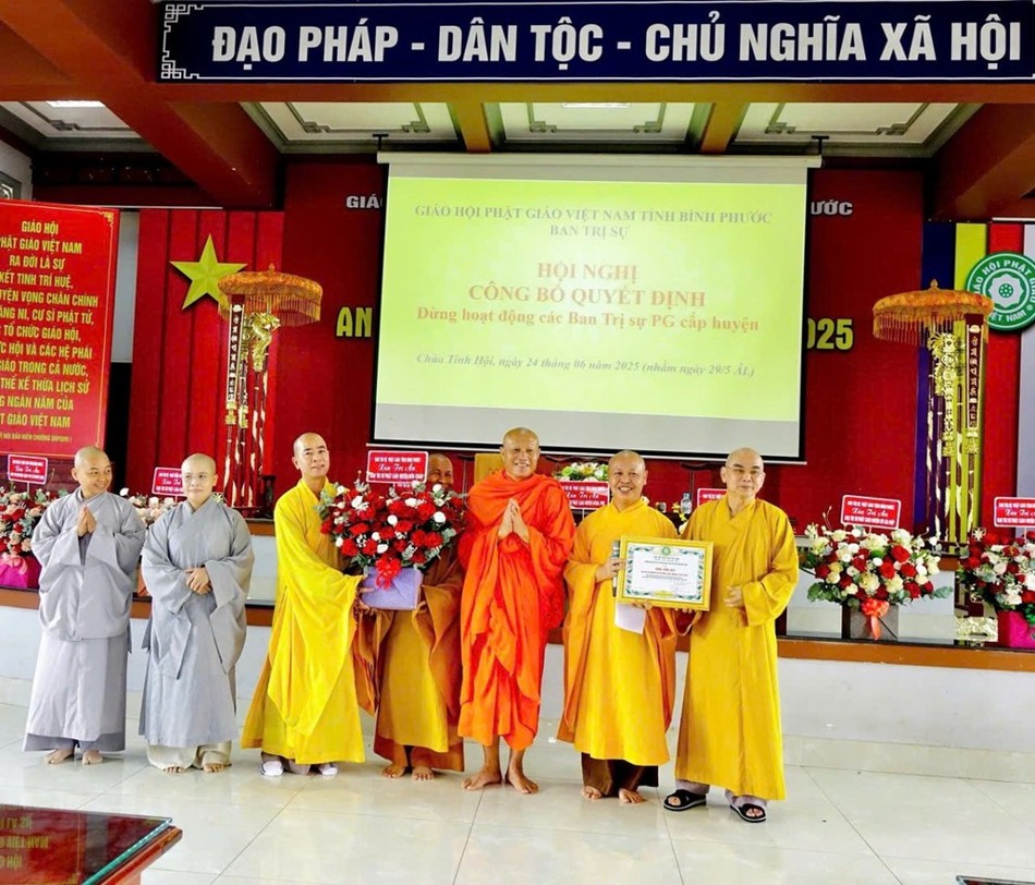 Trao Bằng tuyên dương công đức Trao Bằng tuyên dương công đức