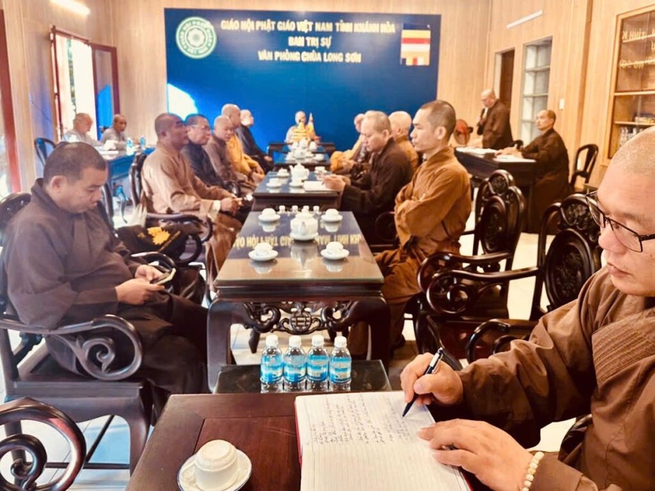 Chư tôn đức tham gia họp Chư tôn đức tham gia họp