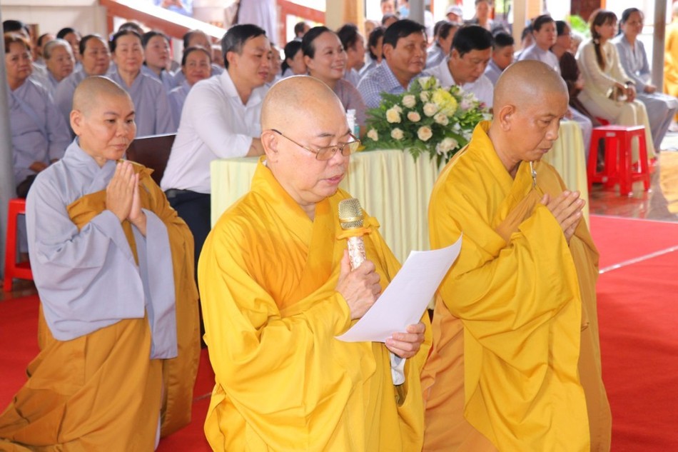 Thượng tọa Thích Trung San dâng lời phát nguyện Thượng tọa Thích Trung San dâng lời phát nguyện