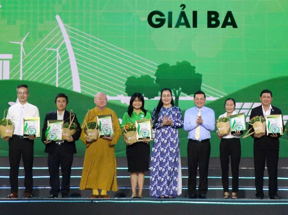 Hòa thượng Thích Duy Trấn, trụ trì chùa Liên Hoa (Q.11), đại diện Câu lạc bộ Hành Trình Xanh nhận Giải ba Môi trường TP.HCM - Ảnh: MTTTQVN TP