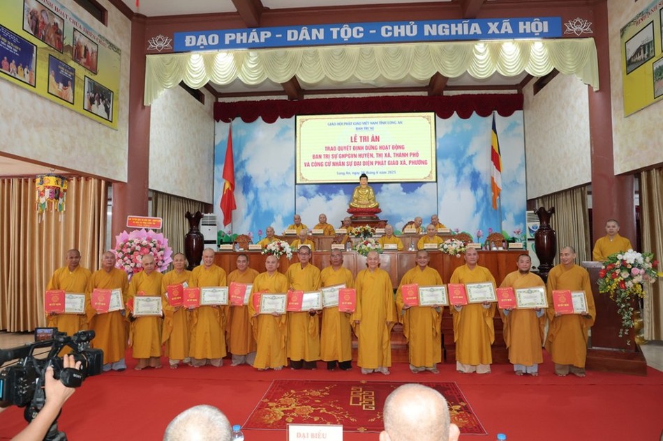 Hòa thượng Thích Minh Thiện, Trưởng ban Trị sự GHPGVN tỉnh đã thay mặt Ban Thường trực trao quyết định dừng hoạt động và Bằng tuyên dương công đức đến 13 Ban Trị sự GHPGVN huyện, thị xã, thành phố