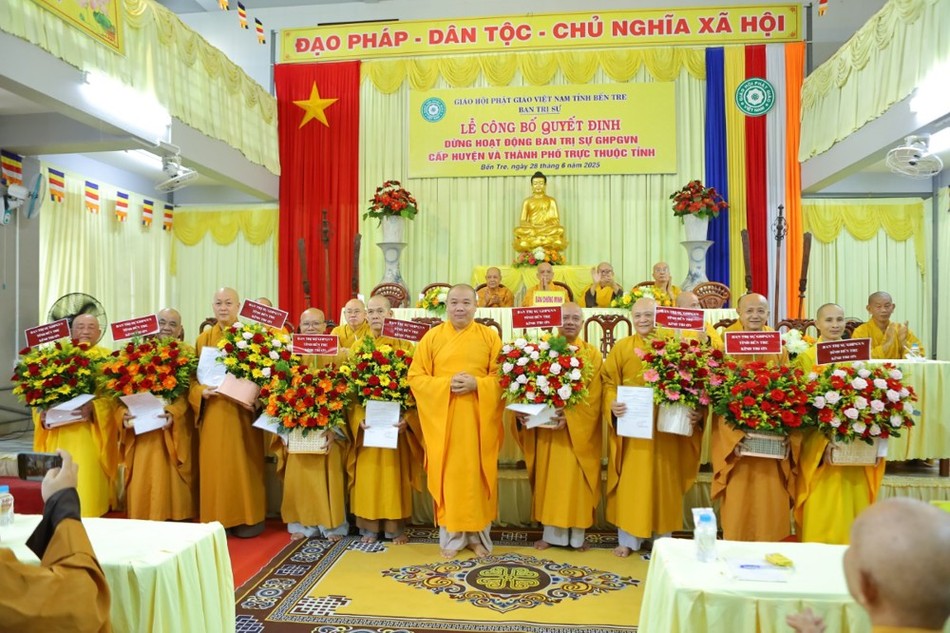 Ban Trị sự GHPGVN tỉnh trao tặng hoa tri ân đến 9 Ban Trị sự các huyện, thành phố Ban Trị sự GHPGVN tỉnh trao tặng hoa tri ân đến 9 Ban Trị sự các huyện, thành phố