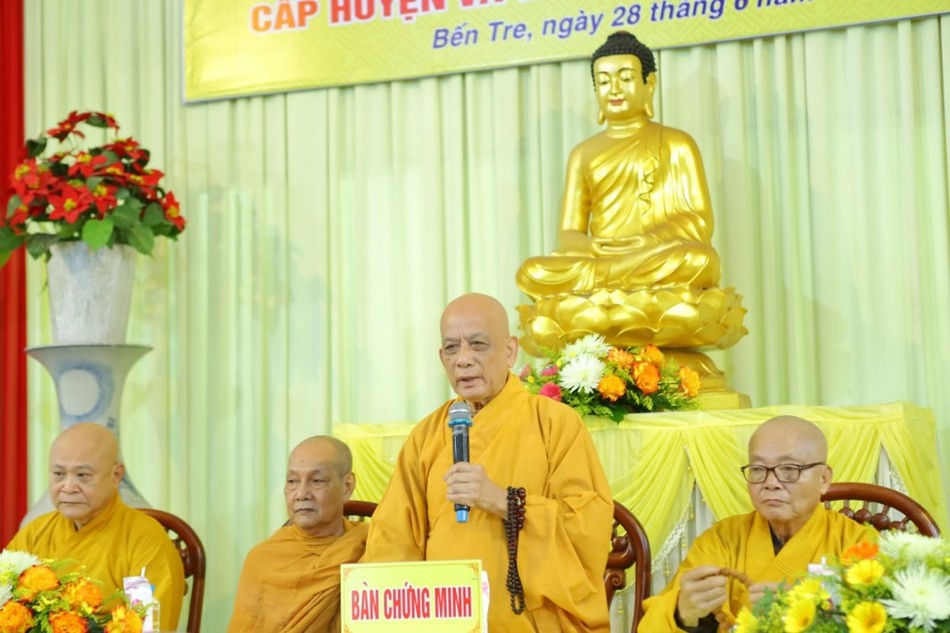 Trưởng lão Hòa thượng Thích Lệ Đức ban đạo từ Trưởng lão Hòa thượng Thích Lệ Đức ban đạo từ