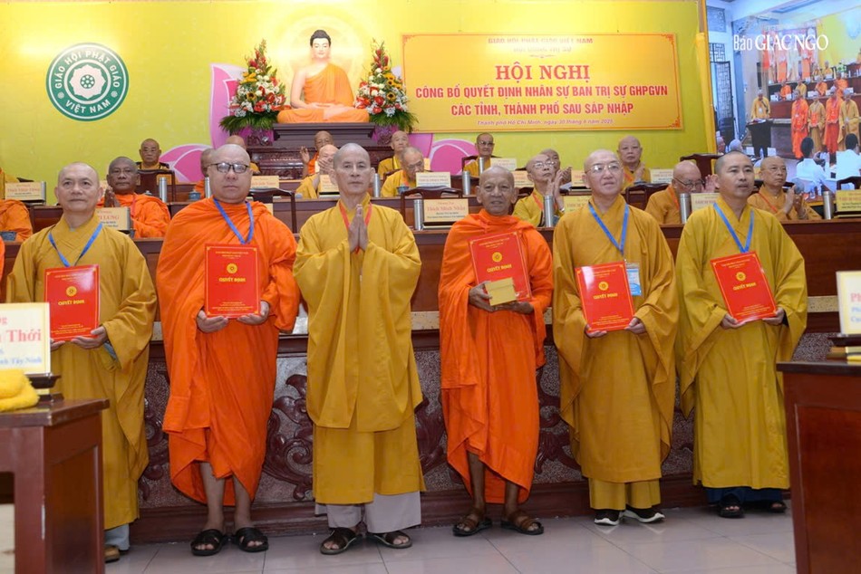 Hòa thượng Thích Thiện Thống trao quyết định đến Ban Trị sự GHPGVN TP.Cần Thơ Hòa thượng Thích Thiện Thống trao quyết định đến Ban Trị sự GHPGVN TP.Cần Thơ