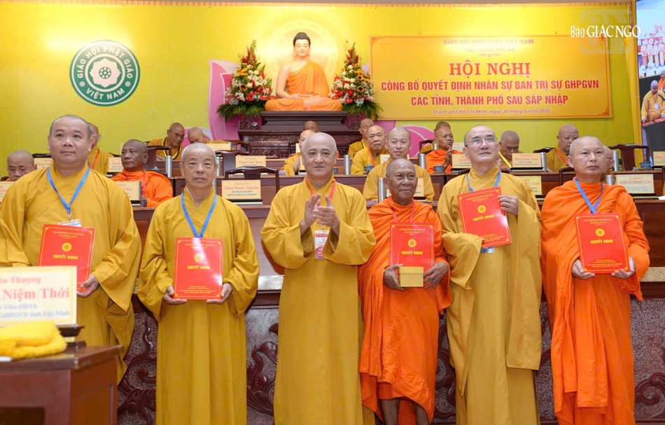 Hòa thượng Thích Huệ Thông trao quyết định đến Ban Trị sự GHPGVN tỉnh Vĩnh Long Hòa thượng Thích Huệ Thông trao quyết định đến Ban Trị sự GHPGVN tỉnh Vĩnh Long