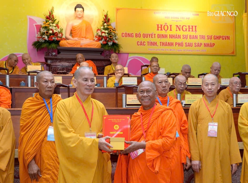 Hòa thượng Thạch Sóc Xane trao quyết định đến Ban Trị sự GHPGVN tỉnh An Giang Hòa thượng Thạch Sóc Xane trao quyết định đến Ban Trị sự GHPGVN tỉnh An Giang