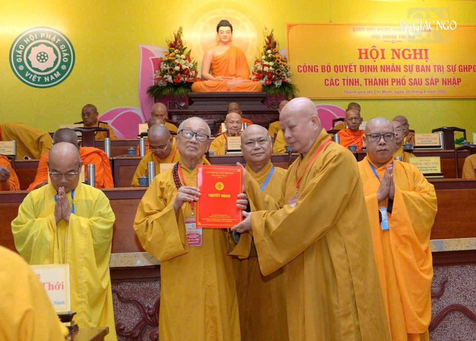 Hòa thượng Thích Lệ Trang trao quyết định đến Ban Trị sự GHPGVN tỉnh Quảng Trị Hòa thượng Thích Lệ Trang trao quyết định đến Ban Trị sự GHPGVN tỉnh Quảng Trị