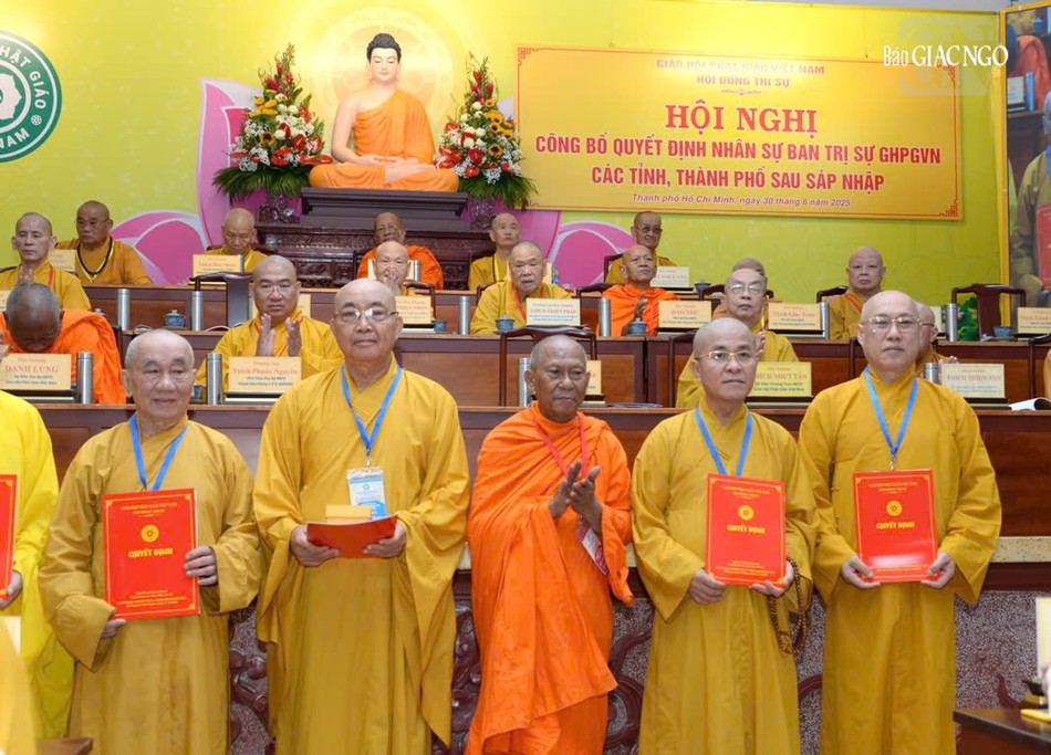 Hòa thượng Thạch Sok Xane trao quyết định đến Ban Trị sự GHPGVN tỉnh Lâm Đồng Hòa thượng Thạch Sok Xane trao quyết định đến Ban Trị sự GHPGVN tỉnh Lâm Đồng