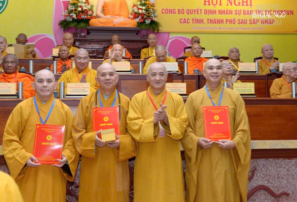 Hòa thượng Thích Huệ Thông trao quyết định đến Ban Trị sự GHPGVN tỉnh Gia Lai Hòa thượng Thích Huệ Thông trao quyết định đến Ban Trị sự GHPGVN tỉnh Gia Lai