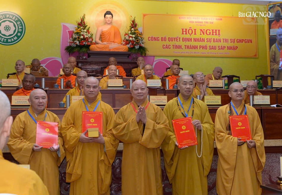 Hòa thượng Thích Lệ Trang trao quyết định đến Ban Trị sự GHPGVN tỉnh Đồng Tháp Hòa thượng Thích Lệ Trang trao quyết định đến Ban Trị sự GHPGVN tỉnh Đồng Tháp