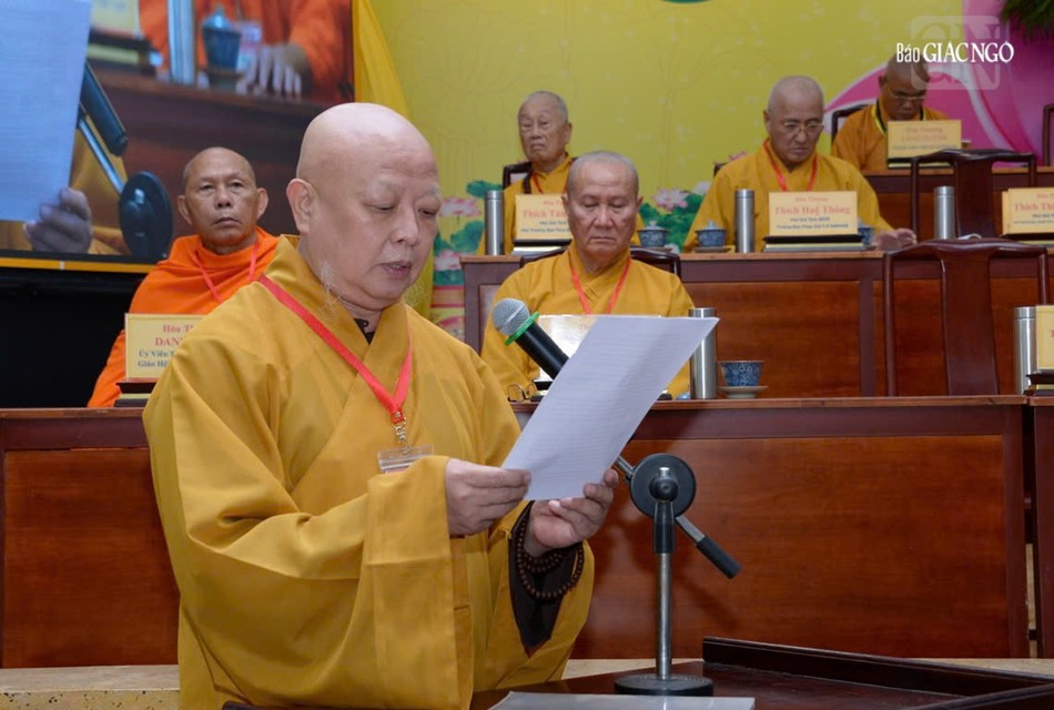 Hòa thượng Thích Lệ Trang đại diện 15 Ban Trị sự GHPGVN tỉnh, thành phía Nam phát biểu nhận nhiệm vụ
