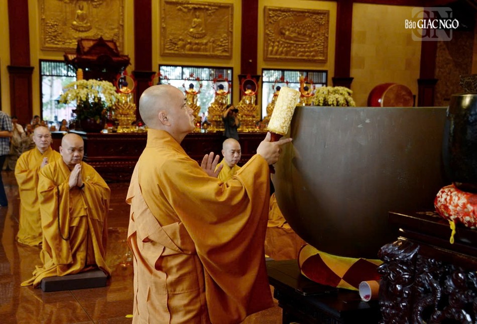 Khóa lễ cử chuông trống Bát-nhã tại chánh điện Việt Nam Quốc Tự