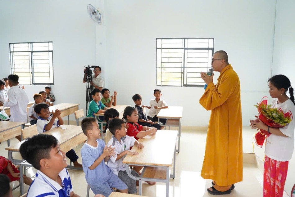 Đây là ngôi trường thứ 7 do chùa Tường Nguyên vận động xây dựng Đây là ngôi trường thứ 7 do chùa Tường Nguyên vận động xây dựng