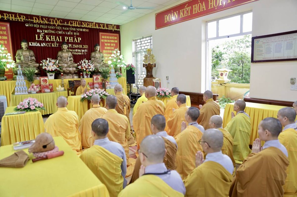 Chư Tăng, Ni hành giả đảnh lễ Hòa thượng Hạ chủ