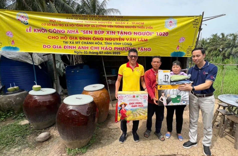 Đại diện chùa Tường Nguyên trao quà đến gia đình ông Nguyễn Văn Lâm Đại diện chùa Tường Nguyên trao quà đến gia đình ông Nguyễn Văn Lâm