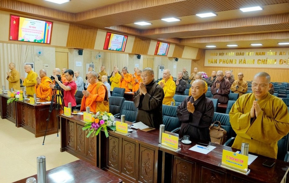 Chư tôn đức niệm Phật, biểu quyết thông qua danh sách