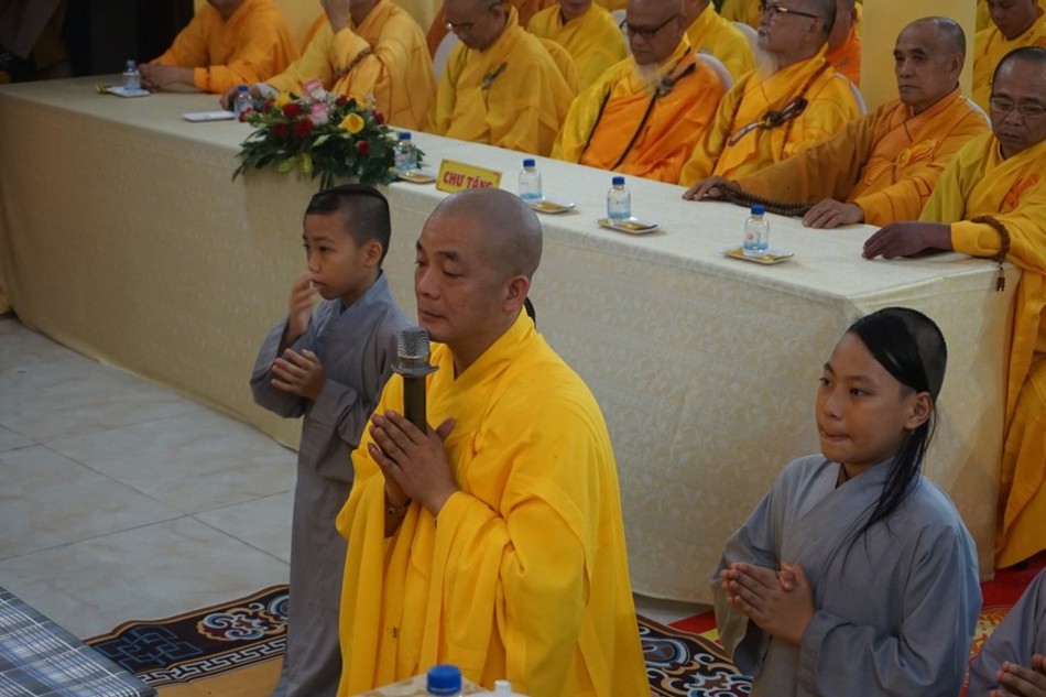 Đại đức Thích Thông Tuệ dâng lời phát nguyện Đại đức Thích Thông Tuệ dâng lời phát nguyện