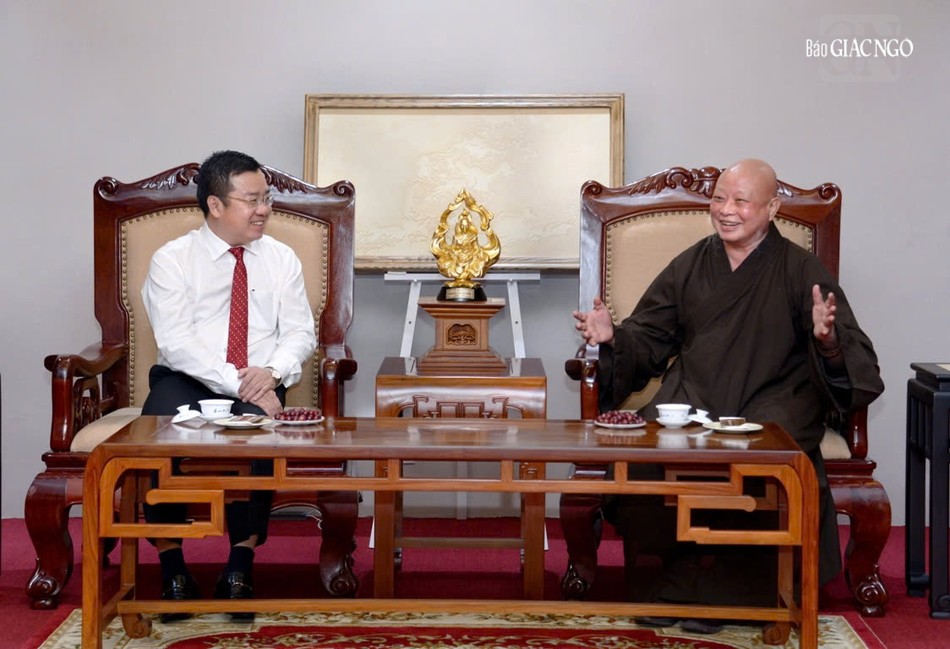 Hòa thượng Thích Lệ Trang tiếp Giám đốc Sở Dân tộc và Tôn giáo TP.HCM Nguyễn Văn Đồng
