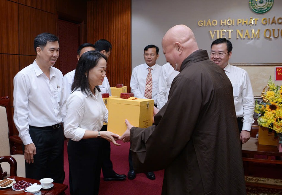 Hòa thượng trao quà đến Phó Giám đốc Sở Dân tộc và Tôn giáo TP.HCM Đặng Thị Tuyết Mai