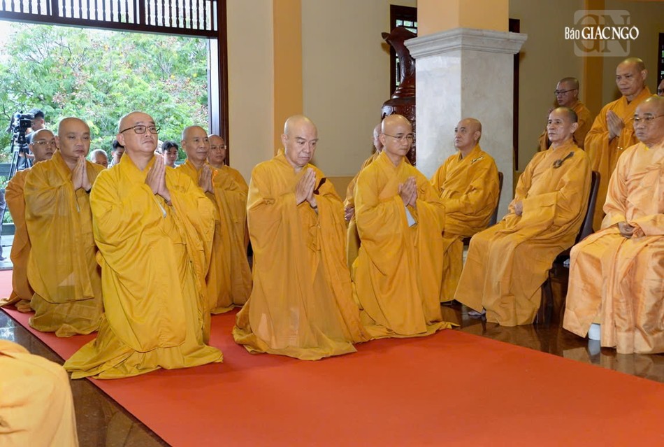 ... và đại diện môn đồ pháp quyến