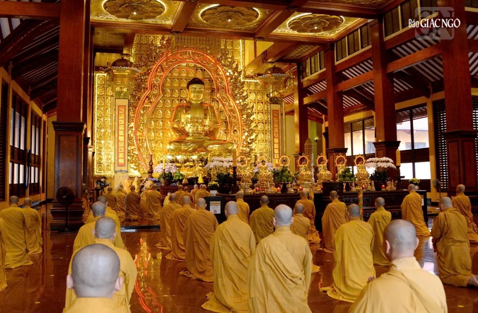 Chư tôn đức tham dự lễ Bố-tát tại chánh điện Việt Nam Quốc Tự Chư tôn đức tham dự lễ Bố-tát tại chánh điện Việt Nam Quốc Tự