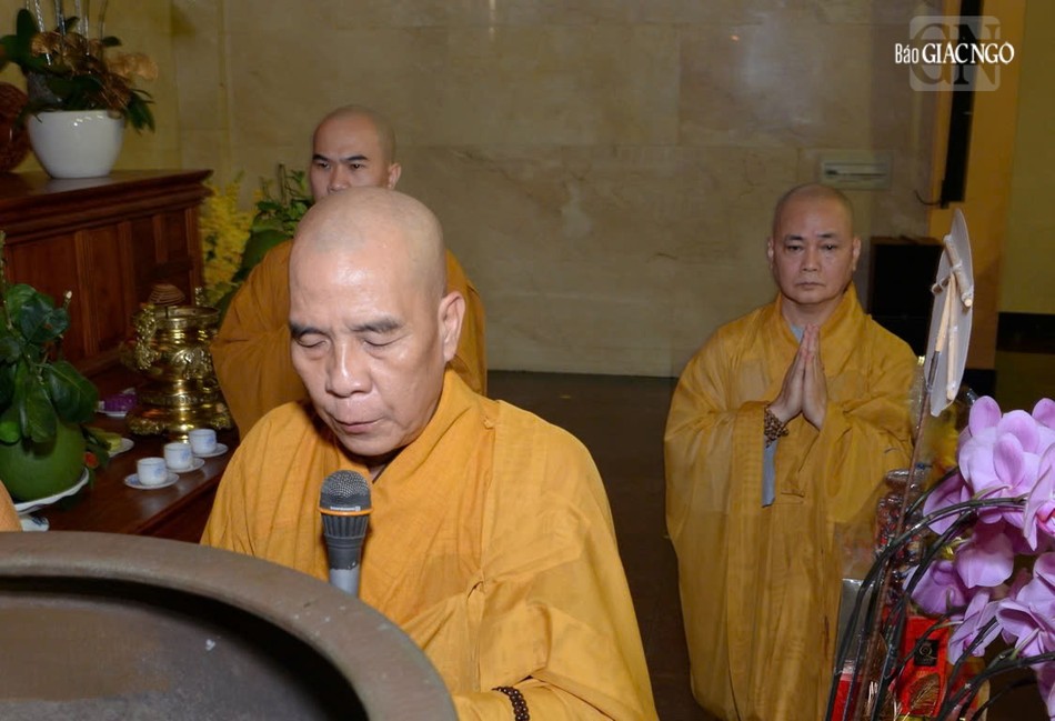 Thượng tọa Thích Quảng Chơn xướng lễ cúng dường