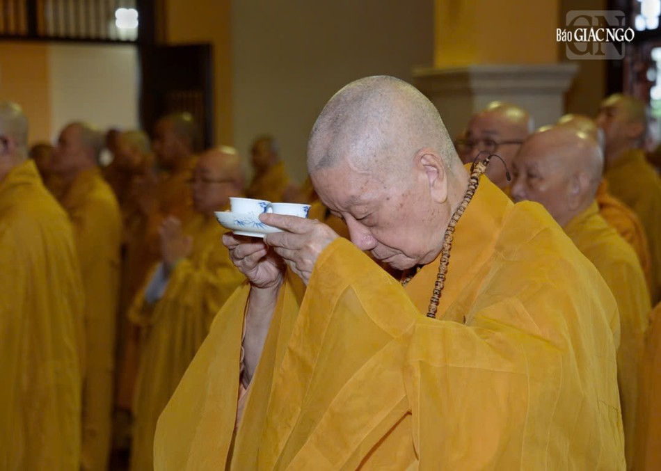 Đức Pháp chủ GHPGVN trong nghi thức cúng dường tỏ lòng thành kính trước bậc giáo phẩm lãnh đạo có công đức đối với Đạo pháp và Dân tộc, mà ngài là một trong những người học trò thân cận