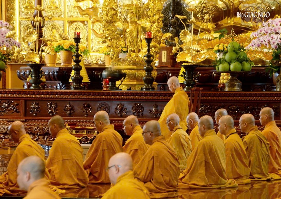 Bố-tát là nghi thức đặc thù của Tăng đoàn do Đức Phật chế định nhằm nuôi lớn các pháp lành Bố-tát là nghi thức đặc thù của Tăng đoàn do Đức Phật chế định nhằm nuôi lớn các pháp lành