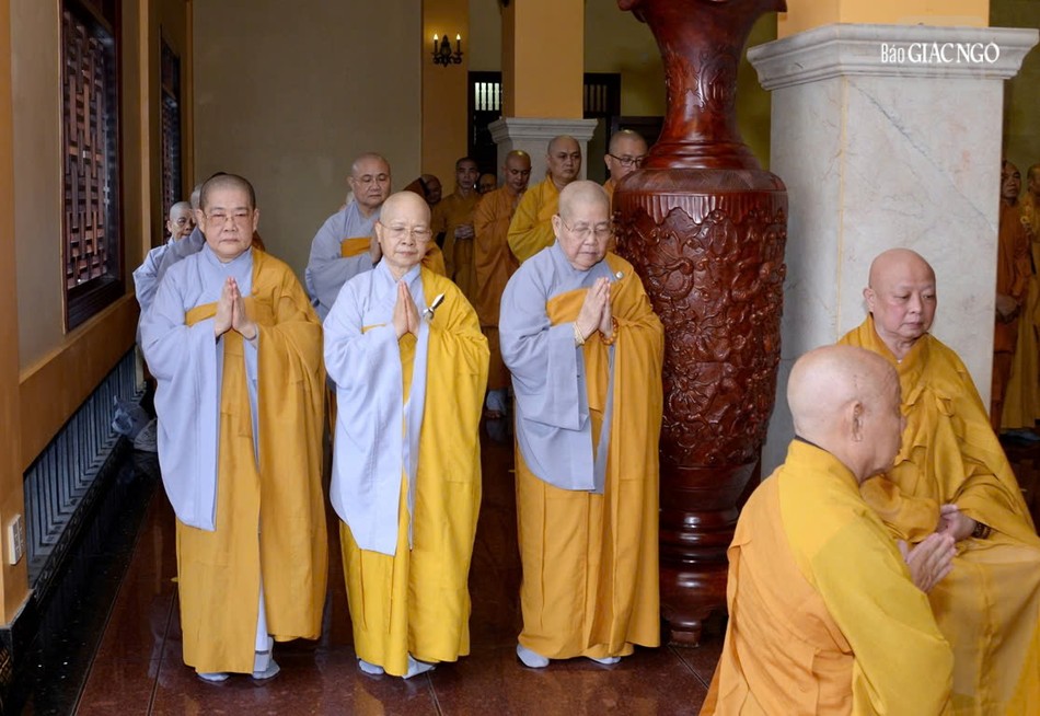 Chư Ni thành kính tưởng niệm