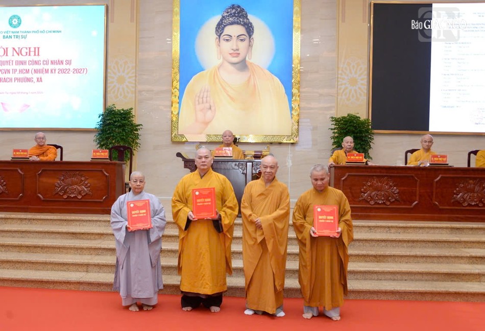 Ban Thường trực Ban Trị sự GHPGVN TP.HCM trao quyết định đến đại diện Phật giáo phường xã thuộc TP.HCM Ban Thường trực Ban Trị sự GHPGVN TP.HCM trao quyết định đến đại diện Phật giáo phường xã thuộc TP.HCM