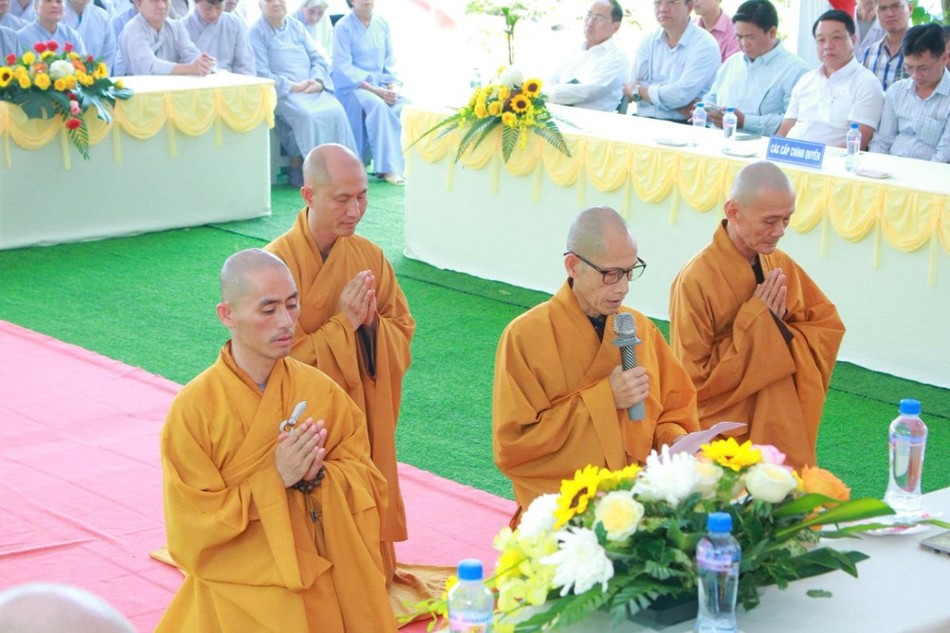 Đại đức Thích Trí Bảo thành kính dâng lời phát nguyện Đại đức Thích Trí Bảo thành kính dâng lời phát nguyện