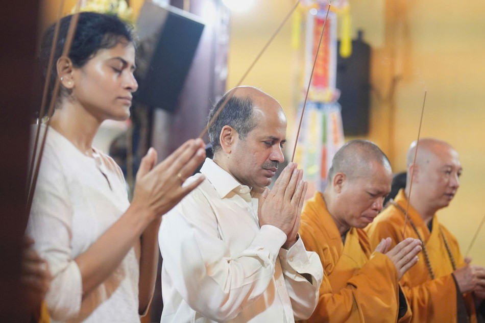 Ông Sandeep Arya và chư tôn đức dâng hương Tam bảo tại chính điện chùa Quán Sứ Ông Sandeep Arya và chư tôn đức dâng hương Tam bảo tại chính điện chùa Quán Sứ