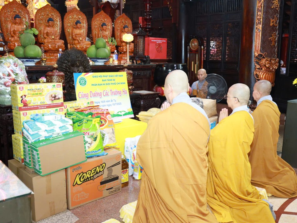 Đoàn Phân ban Ni giới TP.HCM tác bạch cúng dường Đoàn Phân ban Ni giới TP.HCM tác bạch cúng dường