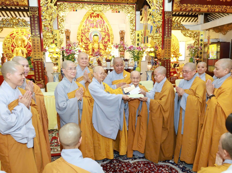 Ni trưởng Thích nữ Như Thảo cúng dường tại trường hạ Phước Hòa Ni trưởng Thích nữ Như Thảo cúng dường tại trường hạ Phước Hòa