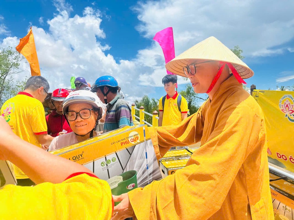 Đại đức Thích Minh Phú trao quà cho hộ nghèo tại địa phương - Ảnh: T.N Đại đức Thích Minh Phú trao quà cho hộ nghèo tại địa phương - Ảnh: T.N