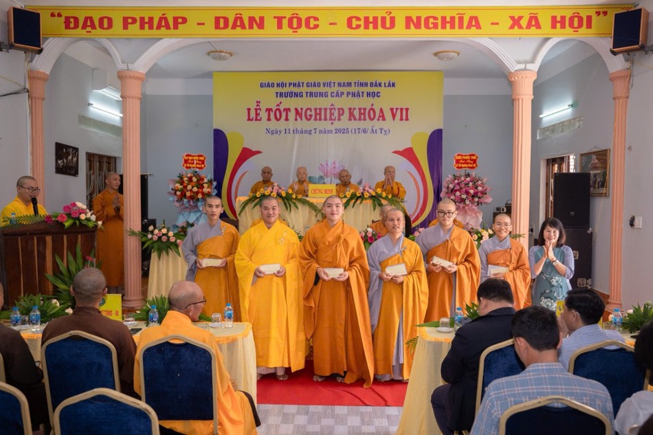 Tăng Ni sinh được Ban Giám hiệu khen thưởng Tăng Ni sinh được Ban Giám hiệu khen thưởng