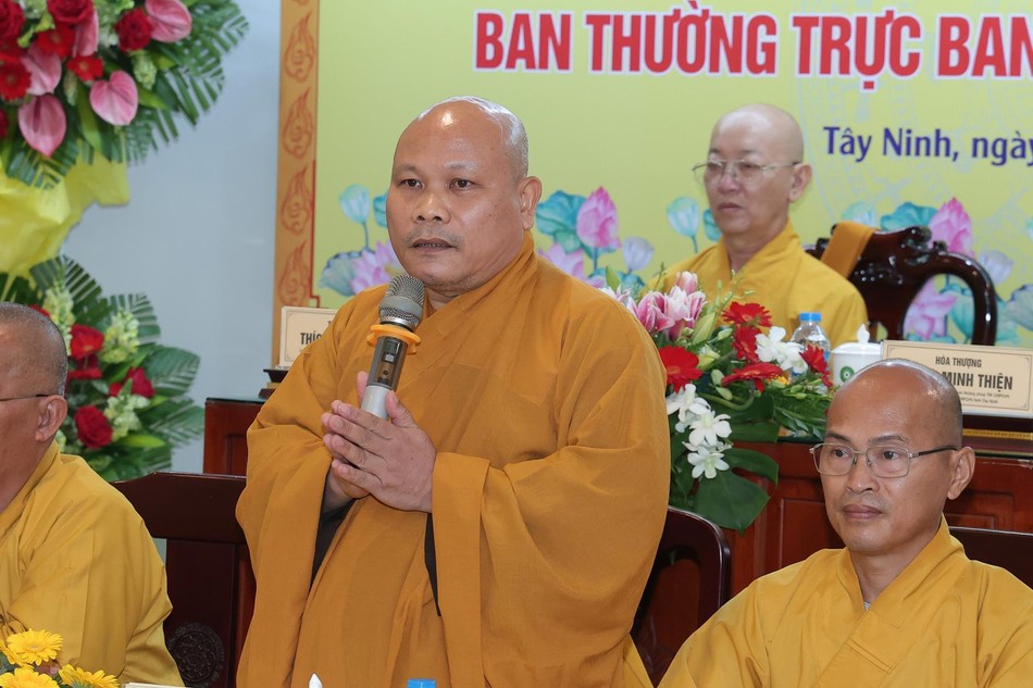 Thượng tọa Thích Thiện Thức phát biểu tại hội nghị