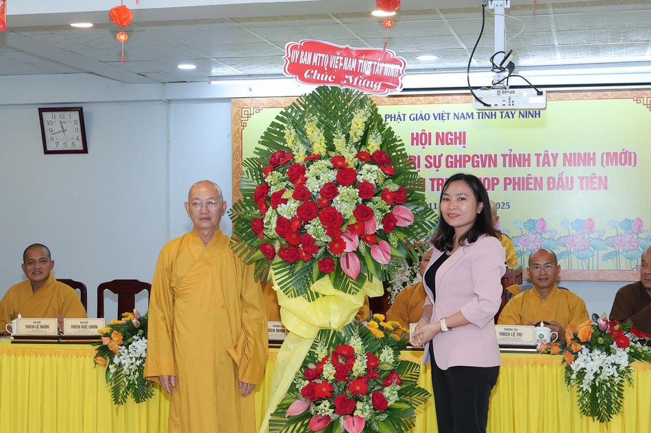 Bà Lê Thị Cẩm Tú, Phó Chủ tịch UBMTTQVN tỉnh tặng hoa chúc mừng hội nghị