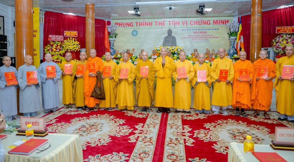 Thượng tọa Thích Phước Nguyên trao quyết định đến Tăng Ni Thượng tọa Thích Phước Nguyên trao quyết định đến Tăng Ni