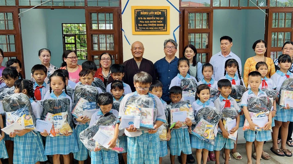 Đoàn từ thiện trao quà cho học sinh Trường Tiểu học Long Thắng 1 Đoàn từ thiện trao quà cho học sinh Trường Tiểu học Long Thắng 1